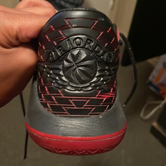 Im selling basketball jordan and the color is back,and red - Picture 4 of 5